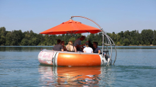 Notfall: Grill-Verpuffung auf Partyboot – Drei Verletzte in Wiesbaden