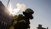 Aufwendiger Einsatz: Feuerwehr rettet zwei Katzen aus brennendem Dachstuhl