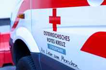 Verkehrsunfall: Auto mit zwei Insassen überschlug sich über Böschung