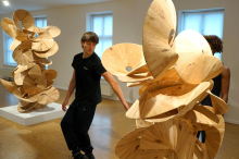 Im Kunsthaus Köflach treffen Ballett und Holzskulpturen aufeinander