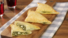 Spinat-Feta-Füllung: Knusprige Blätterteig-Dreiecke sind der ideale Snack für Ihre Gäste