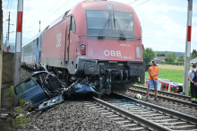 Auto wurde von Zug erfasst und begann zu brennen