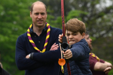 Prinz George tritt in Fußstapfen von Vater William und Onkel Harry