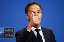 Rutte: Tankov in raket ni mogoče ustaviti z evri in dolarji, denar moramo pretvoriti v orožje