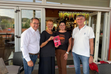 Eva Rossmann las im Café „Süße Auszeit“ aus „Wer fastet, stirbt länger“