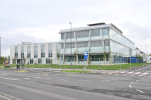 Odpadel del panelnega stropa v novem zaporu v Dobrunjah, lažje poškodovan človek