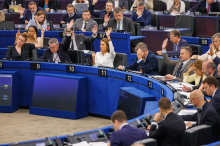 Po izglasovanju migrantske zakonodaje evroposlanci z desnice vzklikali: 
