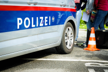 Pkw kollidierte mit Fußgängerin: Polizei sucht nach Zeugen 