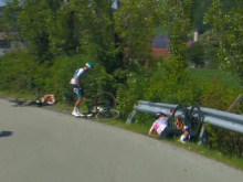 Po hudem padcu na dirki Po Sloveniji dva kolesarja z zlomljeno nogo