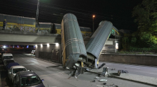Notfälle: Zwei Güterzug-Waggons stürzen in München von Brücke