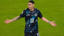 Fußball-WM: Hand vor dem Mund: Paraguays Almirón sieht Rote Karte