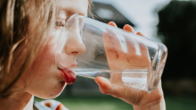 Temperaturen über 30 Grad: „Ein Glas Wasser pro Stunde ist Minimum“: So kommen Sie gut durch die Hitze