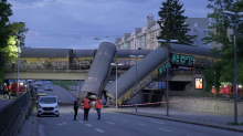 München: Zwei Güterwaggons stürzen von einer Brücke