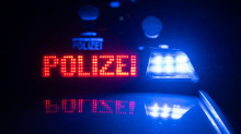 Unfall: Radfahrer prallt gegen Auto – schwer verletzt