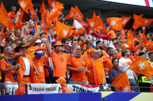 Fußball-WM: Eine Welt in Orange hüpft von links nach rechts