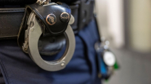 Gewalt gegen die Polizei: Betrunkener Mann tritt einem Polizisten gegen den Kopf