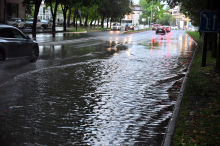 Med neurjem na Štajerskem podiralo drevesa in zalivalo kleti. V Ljubljani težave z meteorno vodo.