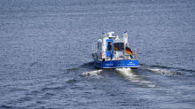 Wasserschutzpolizei: Polizei stoppt Potsdamer Floßfahrt - Boot beschädigt Fähre