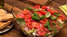 Leichtes Sommerrezept: Mediterraner Ciabatta-Schichtsalat für alle Sommerkinder