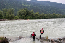 Schlauchboote auf Drau gekentert: Acht Personen in Gefahr