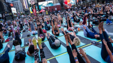 New York: Mattenmeer in Manhattan - Yogafans übernehmen Times Square