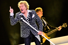Rod Stewart während US-Konzert mit Sauerstoff versorgt