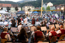 Blasmusik meets Rock hat den Brucker Hauptplatz zum Beben gebracht