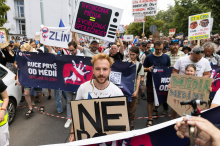 Na češki javni radioteleviziji zaradi vladnih načrtov poteka 24-urna opozorilna stavka
