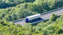 Lkw mit Gefahrgut: Gefahrgut legt A8 lahm – Evakuierungen und Waldbrandgefahr