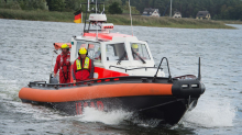 Havarie im Bodden: Starke Böe wirft Jolle um – Einsatzkräfte retten Segler