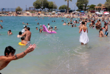 Šokantan snimak sa plaže u Grčkoj, svi pretrnuli od straha! Turisti u plićaku maze i dodiruju opasnu ribu: Nemaju pojma da je smrtonosna VIDEO