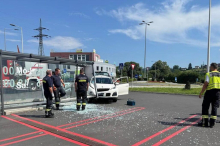 Kurioser Unfall: Pkw prallt gegen Einkaufswagen-Unterstand