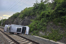 Auto stürzte in Kärnten zehn Meter tief auf Bahngleise
