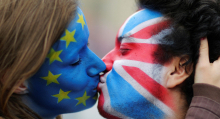 Deset let od glasovanja o brexitu – gospodarstvo šepa, politične razmere kaotične, obžalovanje raste