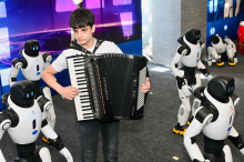 VUK (13) SVIRA, ROBOTI IGRAJU Mašine će na skupu zaigrati Moravac uz muziku najtalentovanijeg mladog harmonikaša: Pogledajte SNIMAK KOJI JE ODUŠEVIO SVE