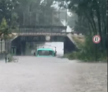 NEVREME PARALISALO OVAJ GRAD U SRBIJI! Vetar nosi sve pred sobom, ulice POD VODOM: Automobili zarobljeni, potop na više lokacija (VIDEO)