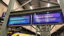 Bahnverkehr: „Fix und fertig“ - Warten, hoffen, improvisieren am Bahnhof