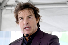 Bauch und Halbglatze: Tom Cruise postet „Digger“-Szenen