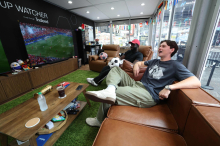 Influencer bekommen 50.000 Dollar, wenn sie sich jedes WM-Spiel ansehen