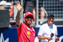 Lewis Hamilton übt modische Österreich-Kritik: „Verstehe die Hosen nicht“