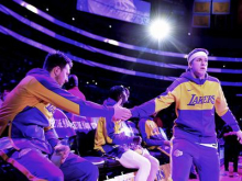 Konec ugibanj: Reaves ostaja član LA Lakers
