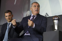 Shilton po štirih desetletjih odpustil 