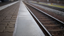 Ursache unklar: S-Bahn erfasst Mann am Hauptbahnhof Dresden - Lebensgefahr