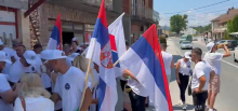 ŠETAČE IZ ARANĐELOVCA ODUŠEVLJENO DOČEKALI U SELU DAROSAVA Posluženje za one koji će pešačiti 80 km do Beograda i pružiti podršku na skupu u subotu (VIDEO)