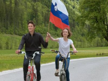 Peter in Nika Prevc s sijajnim poklonom voščila Sloveniji #video
