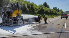 Führerhaus fängt Feuer: Fahrer rettet sich aus brennendem Lastwagen auf Autobahn