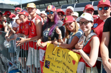 Erster Höhepunkt in Spielberg: Die Formel 1-Fans stürmten bei glühender Hitze den Pit Lane Walk