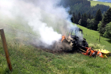Traktor geht während Mäharbeiten in Eberstein in Flammen auf 