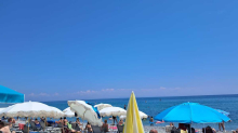 Ni kiša nije pokvarila dan u Leptokariji: Vera iz Vranja sa unucima uživa na moru tokom letovanja van sezone (FOTO)