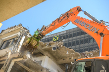 Halbzeit auf der Raiffeisen-Baustelle und ein Riesenbagger im Einsatz